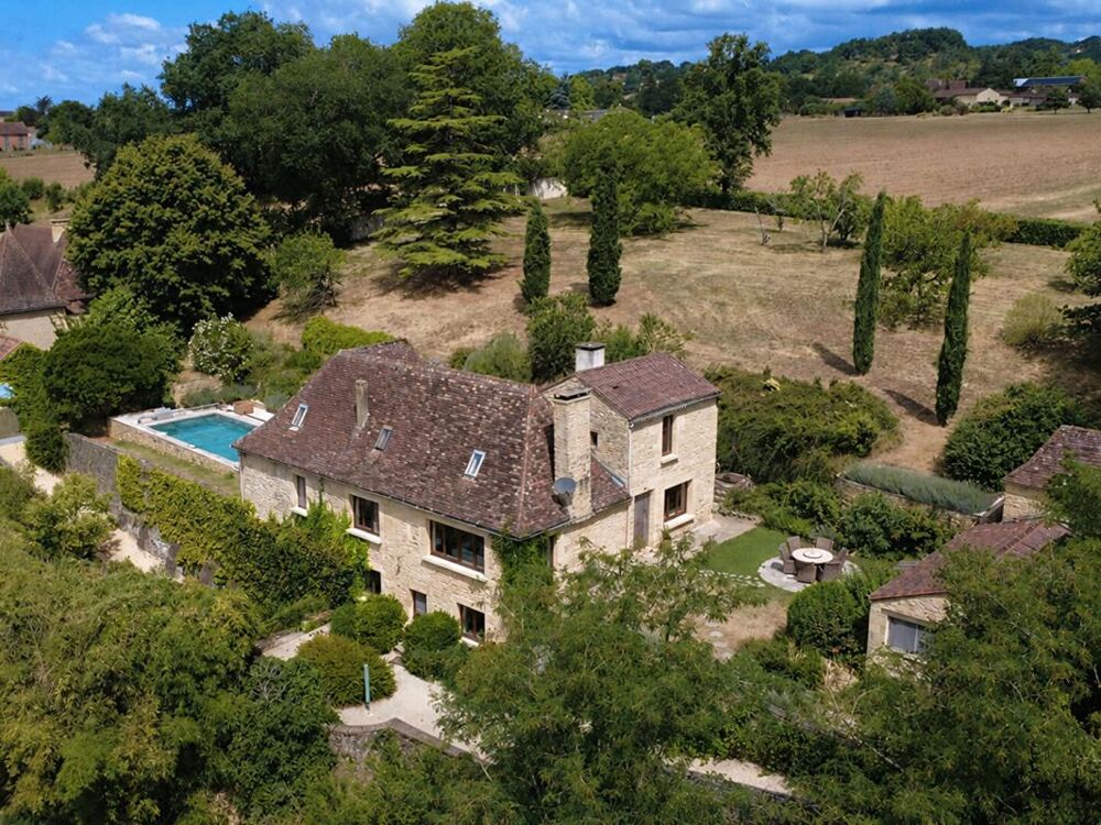 Élégante propriété de style périgourdin avec dépendances et piscine, proche d'un village
