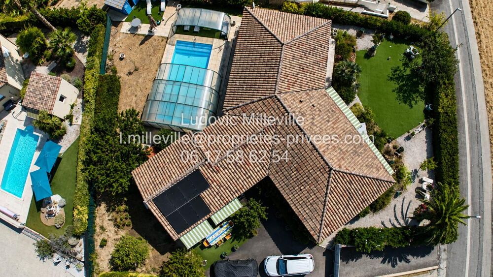 Splendide villa de 140m² avec double garages/piscine/ vue dégagée sur 1161m² de terrain