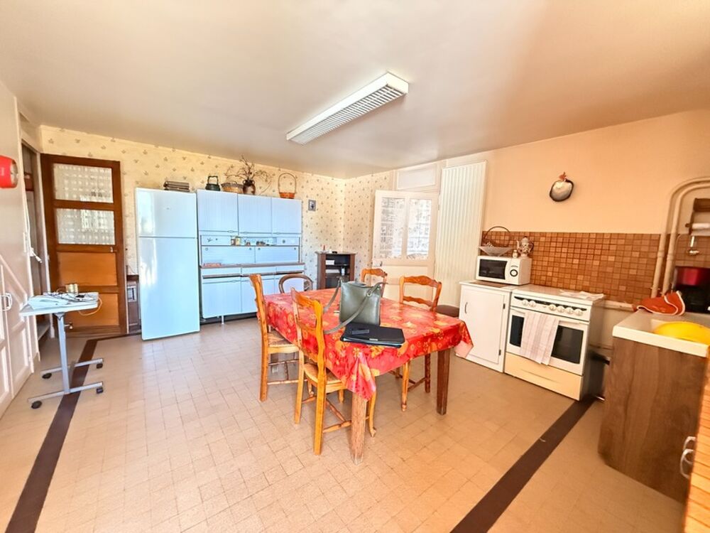 EN EXCLUSIVITE ! Maison en pierre de 136m², 2 garages sur terrain de 950m² 77 000 €