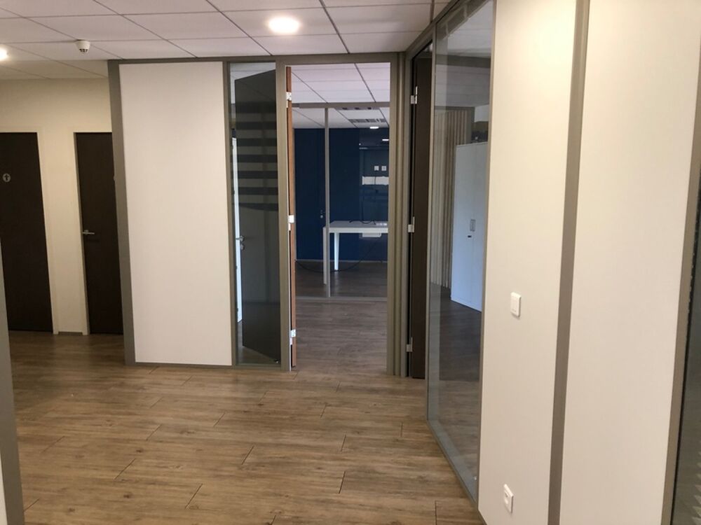   Dpt Rhône (69), à louer RILLIEUX LA PAPE Bureaux, magnifique plateau de 200m2 avec 7 bureaux et un patio, au 1er étage Rillieux la pape