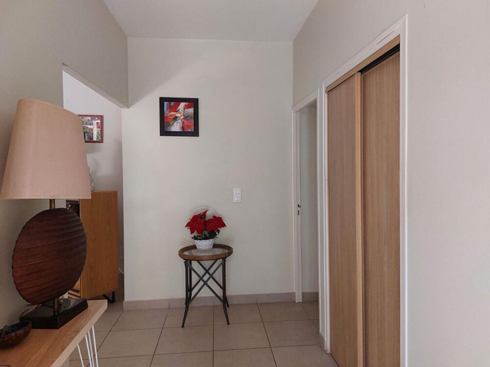 Maison de plain-pied avec piscine sur un terrain de 2 478 m²