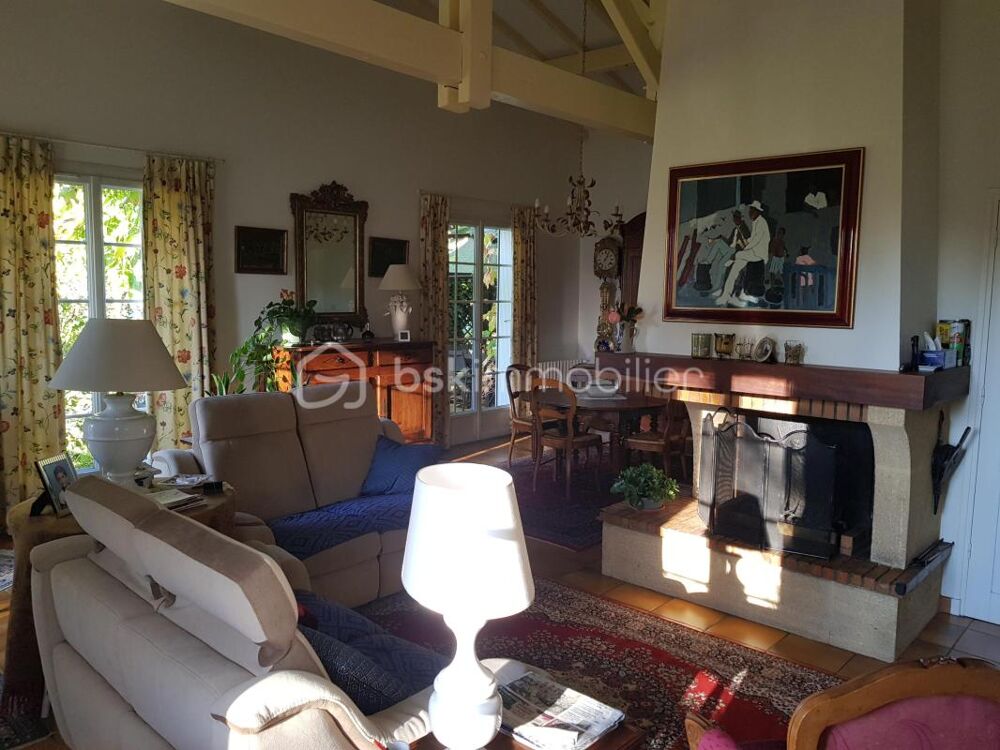 Vente Maison Belle maison d'architecte très bien entretenue et lumineuse comportant 7 pièces sur une grande parcelle arborée Meilhan sur garonne