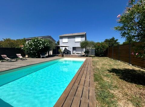   Ambès - Maison de 82 m2 habitables sur un terrain clos d'environ 596 m2- Piscine chauffée- Terrasse en bois exotique 100 m² -Poo Maison - 5 pièce(s) - 82 m²