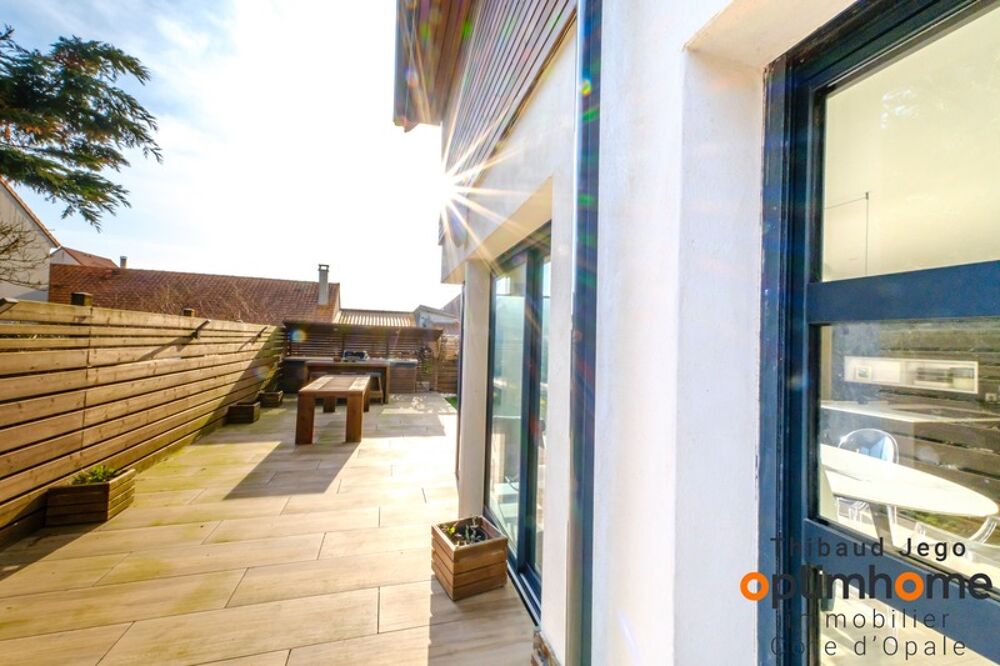 Maison contemporaine récente avec un bel extérieur et vue mer de l'étage