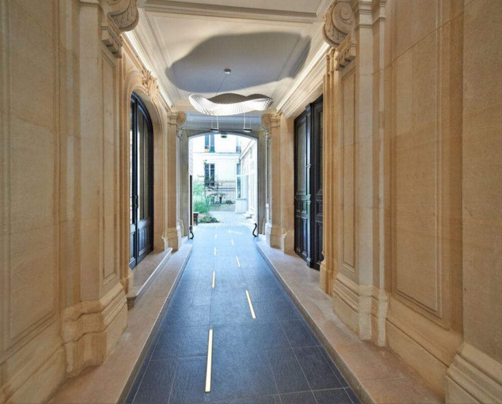   En plein cœur du quartier central des affaires Paris 8
