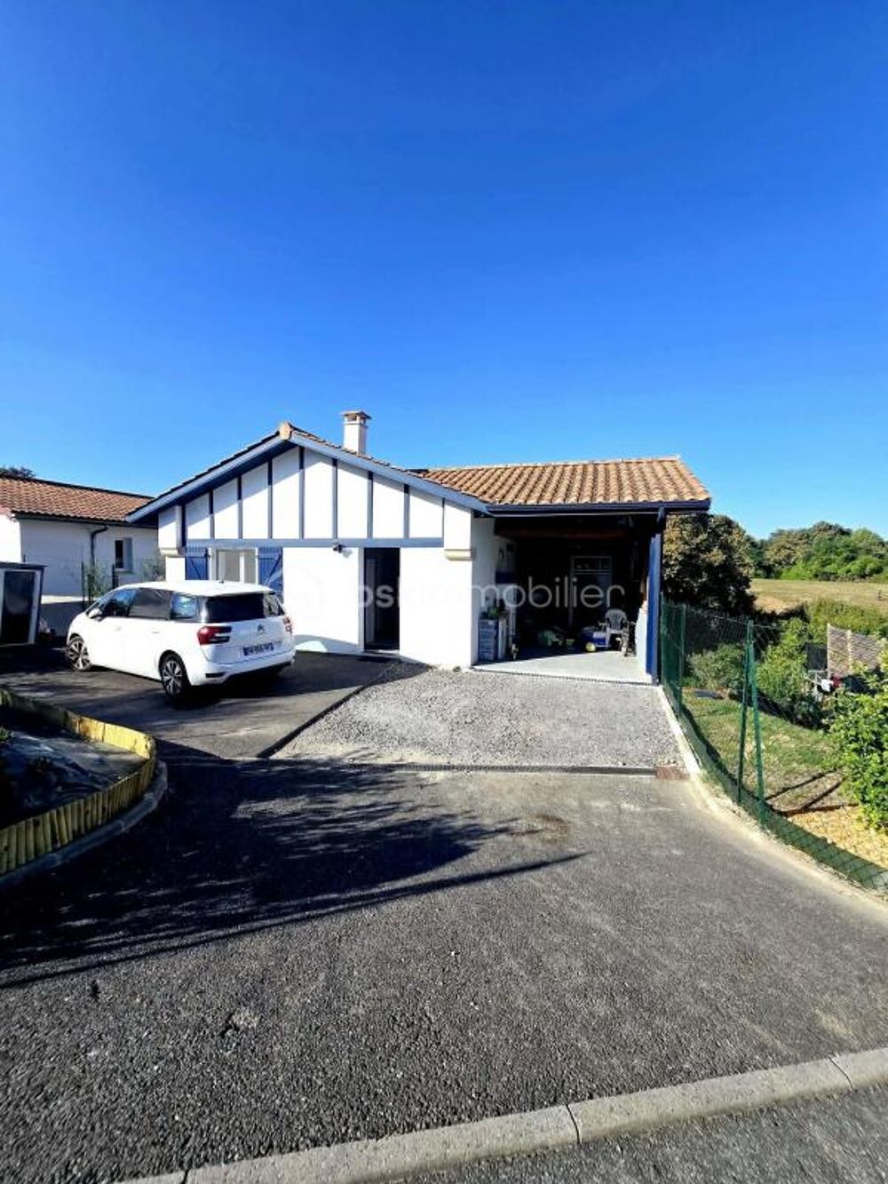 Maison avec terrasse et double parking - Vivez le confort moderne !