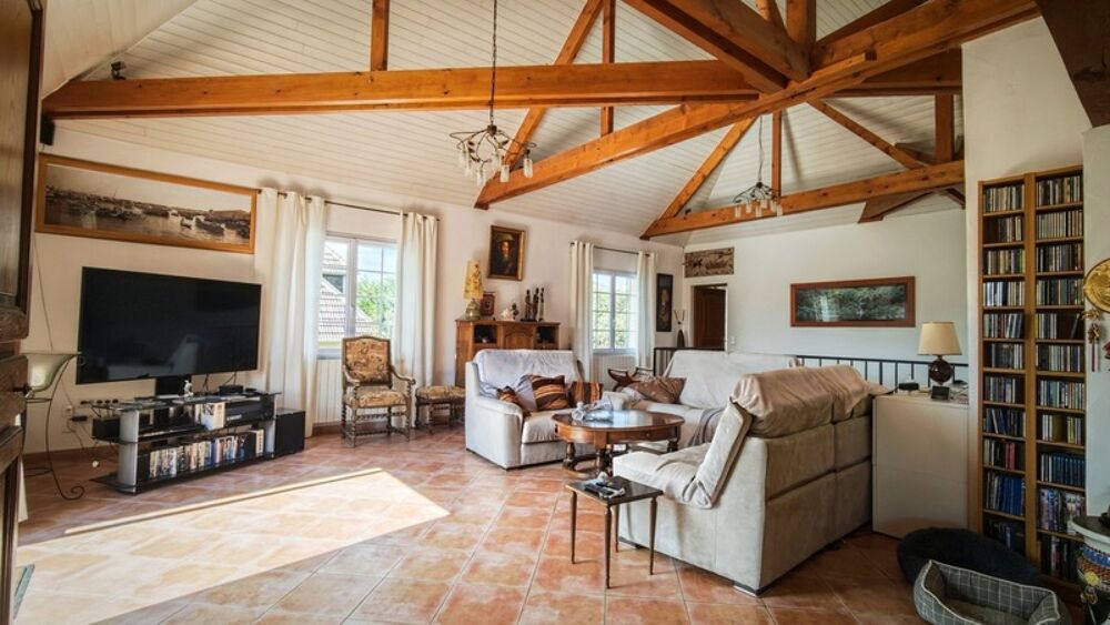 À Ouistreham Riva Bella  Villa familiale et élégante de 226 m² avec piscine intérieure, à 300 m de la plage