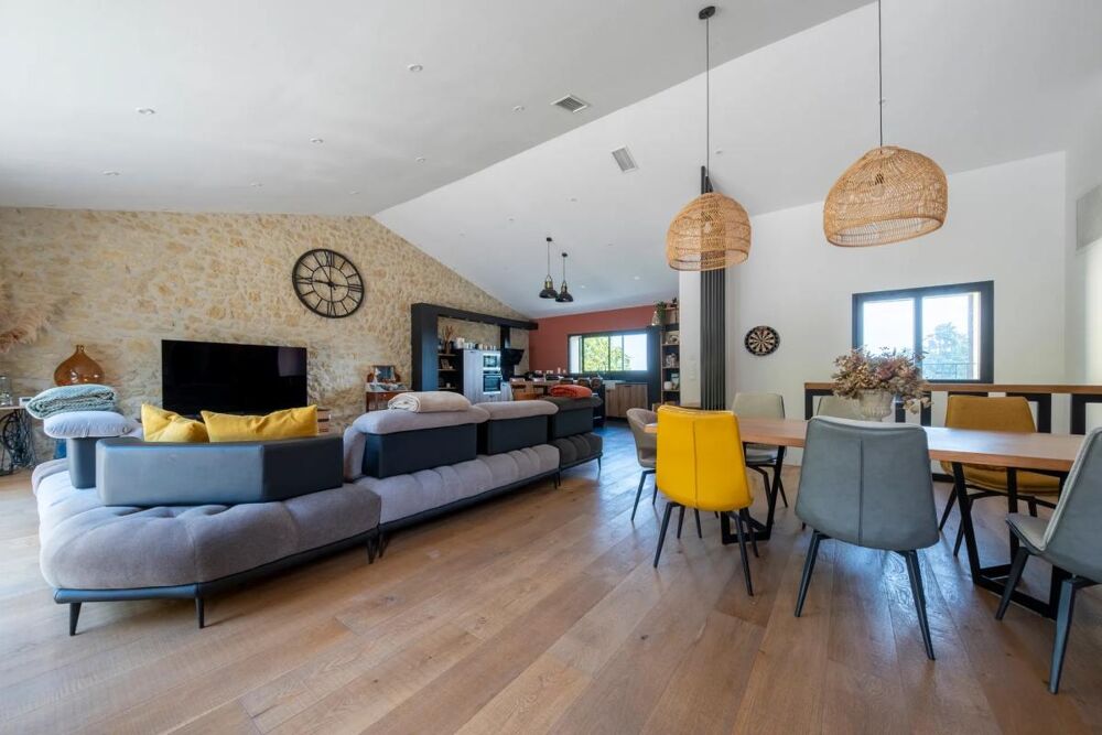 ? PROPRIÉTÉ DE CARACTÈRE  239 m²  6 CHAMBRES  3,2 HECTARES E