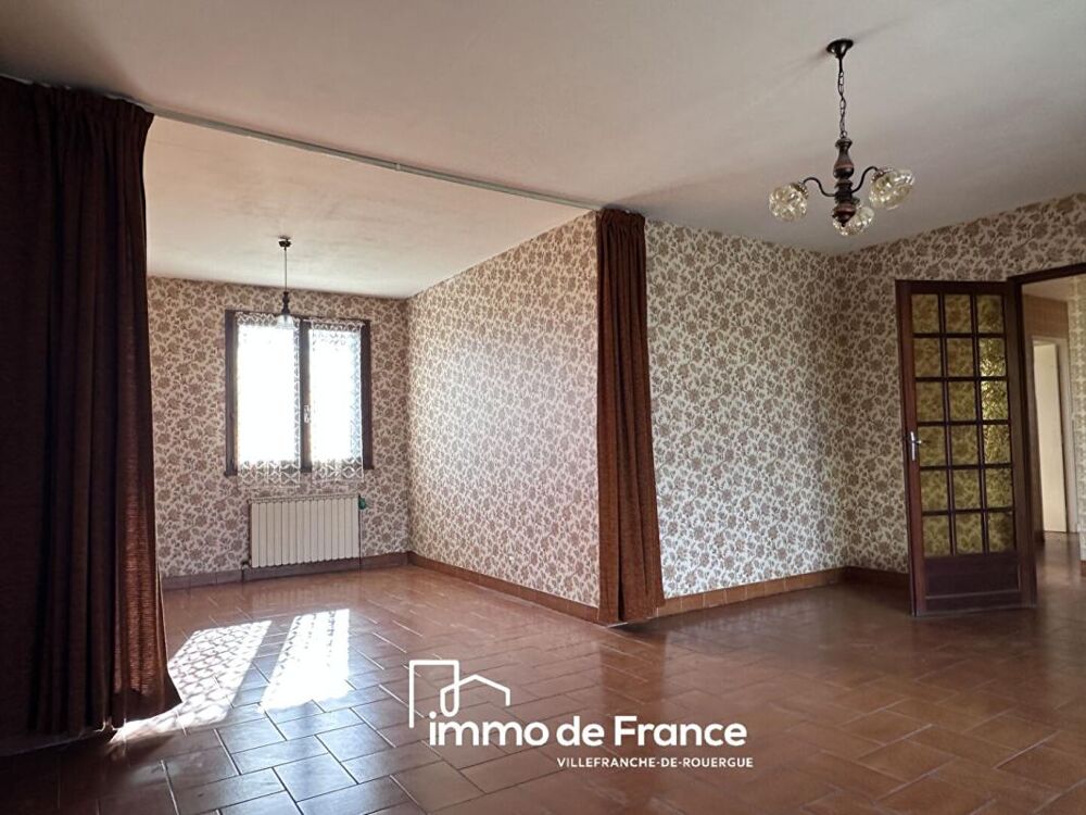 Maison en pierre de plain-pied avec terrain attenant