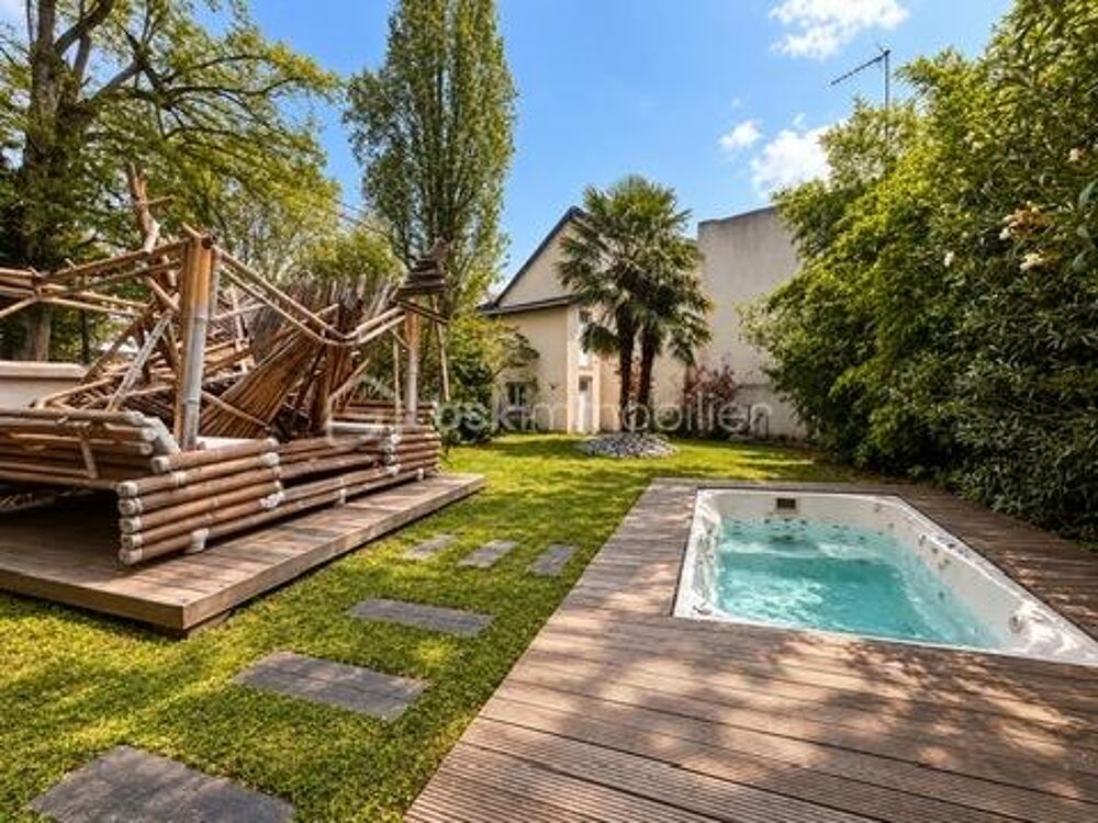 **CHAMPIGNY-SUR-MARNE  ENSEMBLE IMMOBILIER À FORT POTENTIEL  PLUSIEURS ESPACES, PISCINE ET POSSIBILITÉS DAGRANDISSEMENT**