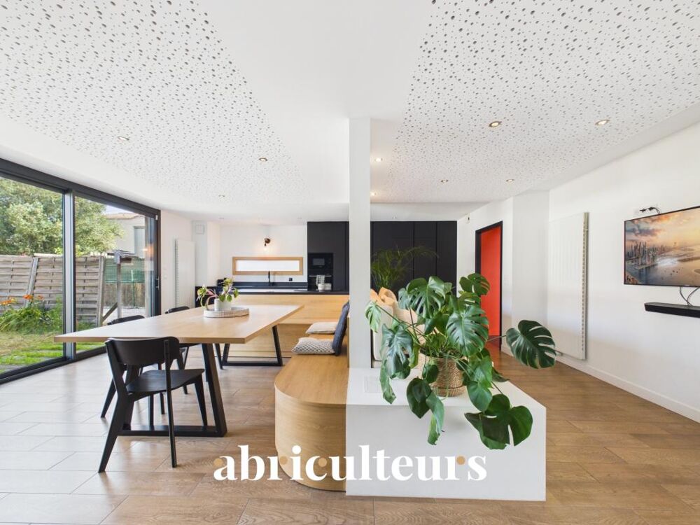 Vente Maison Maison familiale d'architecte de 219M2 en vente à Rezé, rue de l'Aérodrome (44400) Reze