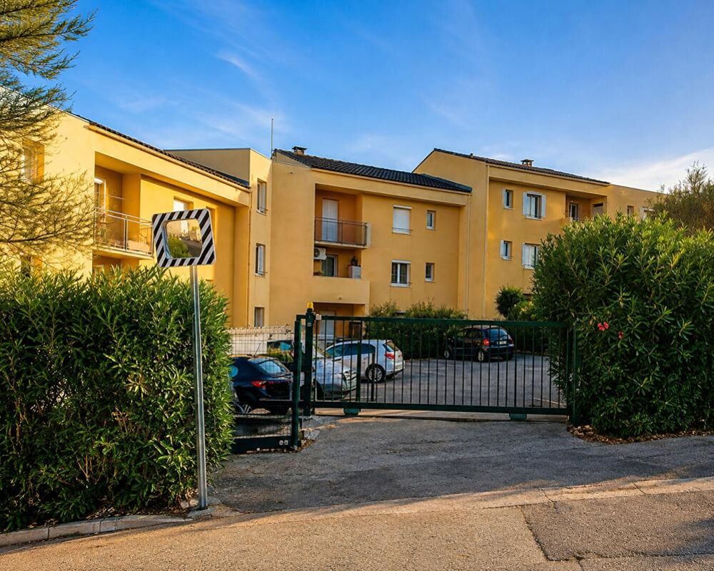 Appartement Cogolin 3 pièce(s) 56.74 m2 Coup de Coeur dans quartier résidentiel sécuriser avec place de parking situé en rez de