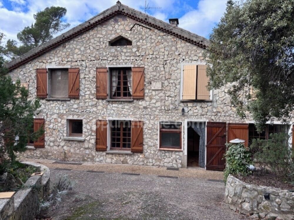 Domaine familial de 10 pièces, avec piscine sur 6000 m2 de liberté à LA ROQUEBRUSSANNE (83)