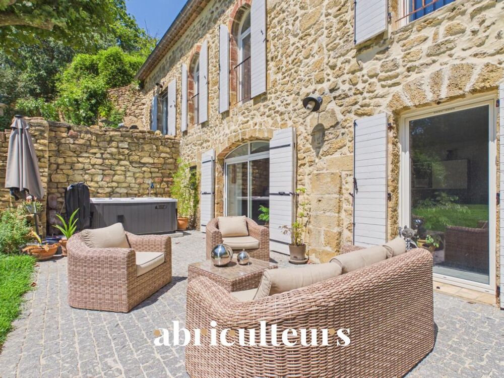 Mas provençal rénové de 249 m² avec dépendance en vente à Grans (13450)
