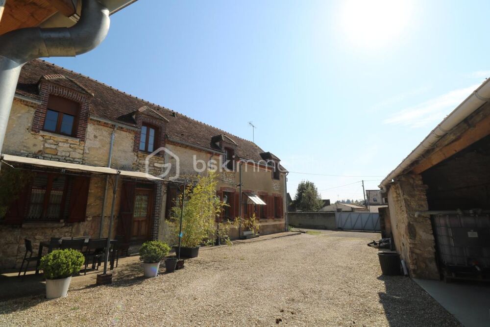 Longère 8 pièces, 3 chambres, atelier, dépendances, abri pour voiture, cave et jardin