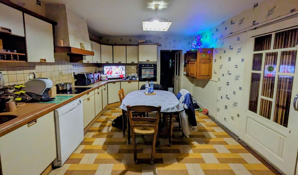   CENTRE VILLE BRASSAC - IMMEUBLE MIXTE APPARTEMENT T6  + FDC de BOULANGERIE Brassac