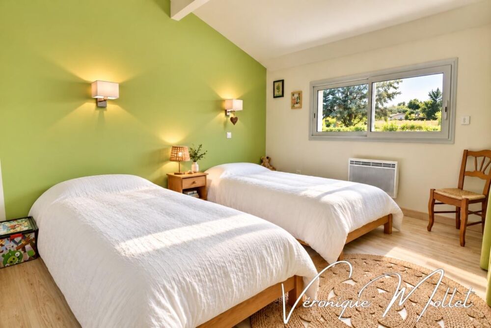 Vente Villa LIGNAN-DE-BORDEAUX – VILLA FAMILIALE, PISCINE, DÉPENDANCE AMÉNAGÉE ET PISTE CYCLABLE À 6 MIN À VÉLO Lignan de bordeaux