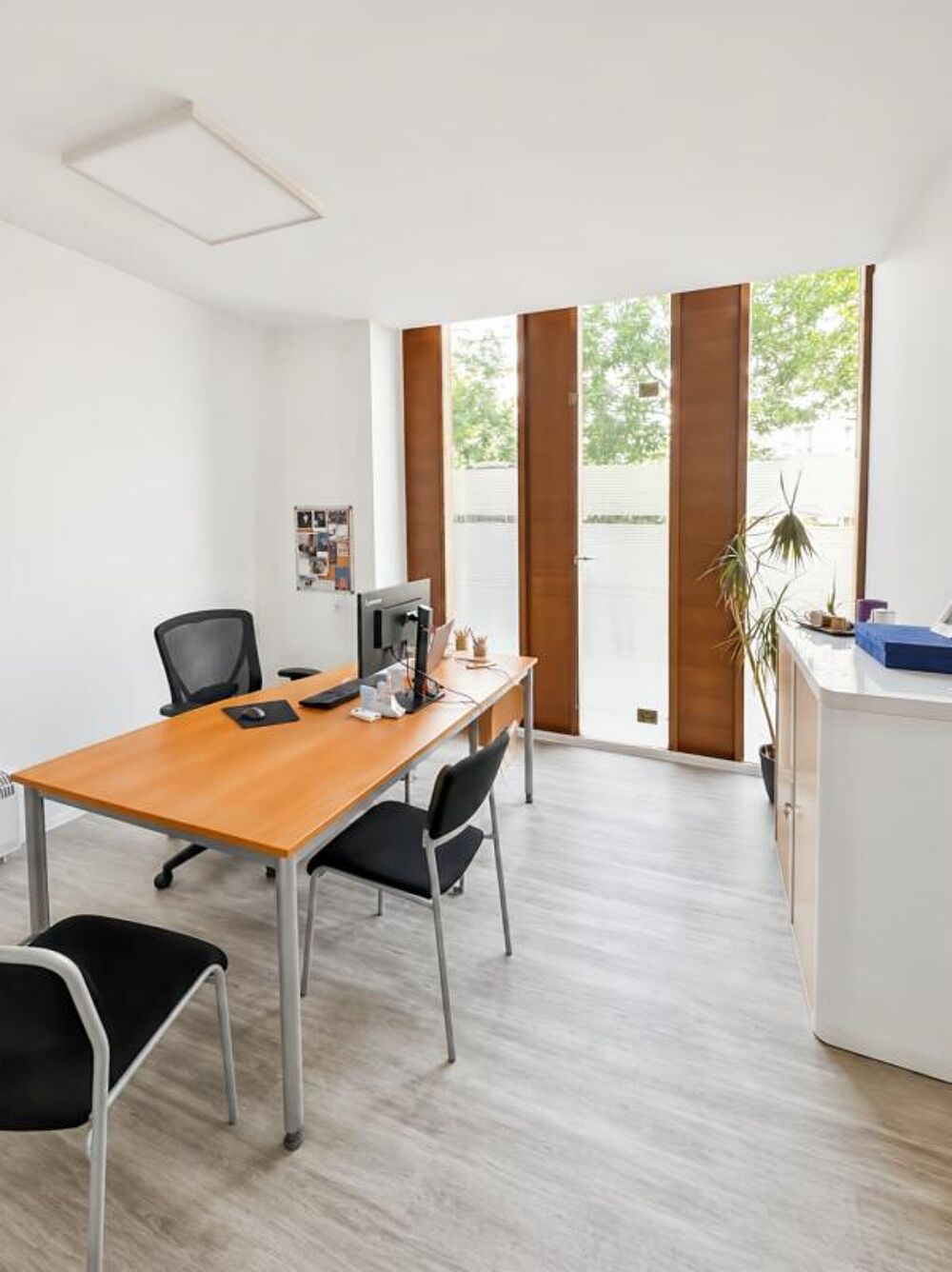   Local commercial d'angle proche place PEREIRE Paris 17