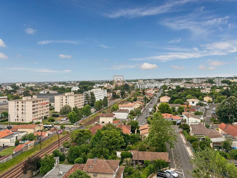 Vente Appartement Appartement trois pièces au dernier étage lumineux avec balcon  et terrasse Bordeaux