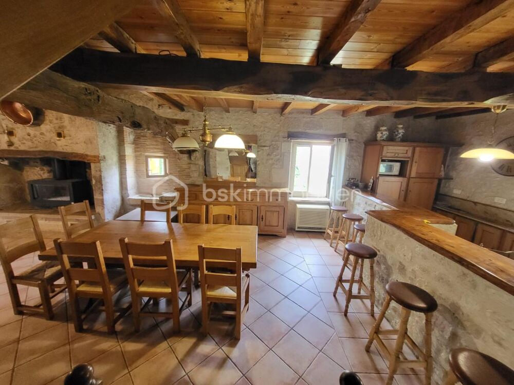 MAISON EN PIERRE+ MAISON LOCATIVE-HANGAR ET DEPENDANCES SUR PARCELLE DE 8000 m²