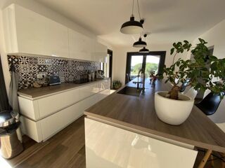  Villa  vendre 15 + pices 412 m