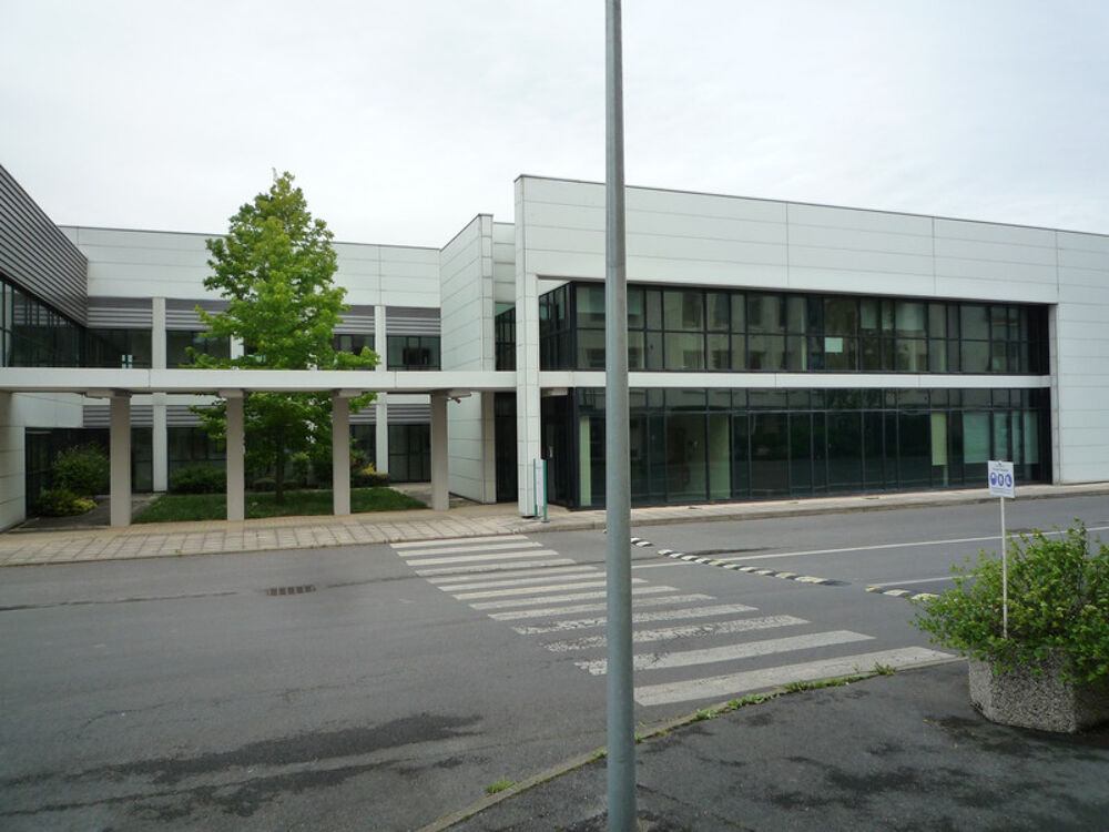   Dpt Aisne (02), Château-THierry, à vendre  immeuble de bureaux haut de gamme, construit en 2002 de 2412 m2, libre 