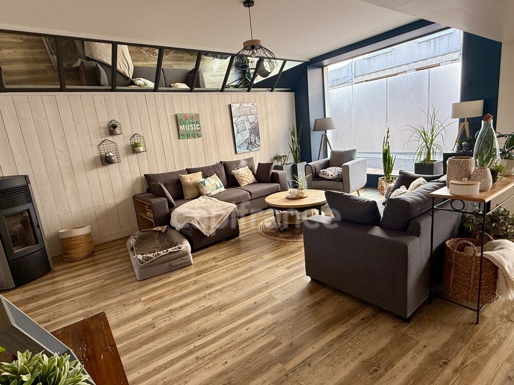 ? CHAMPDENIERS  Maison de caractère rénovée de 175 m² avec 135 m² de dépendances et fort potentiel