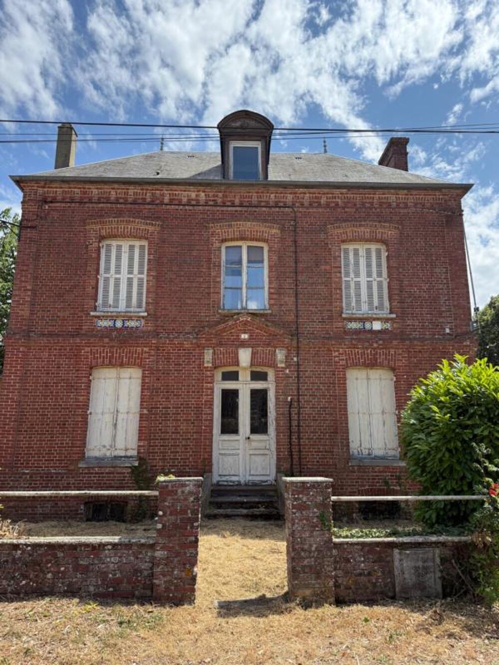 Maison de Maître de 1901 à rénover  Charme, authenticité et potentiel  À 8 min de la gare de Bernay