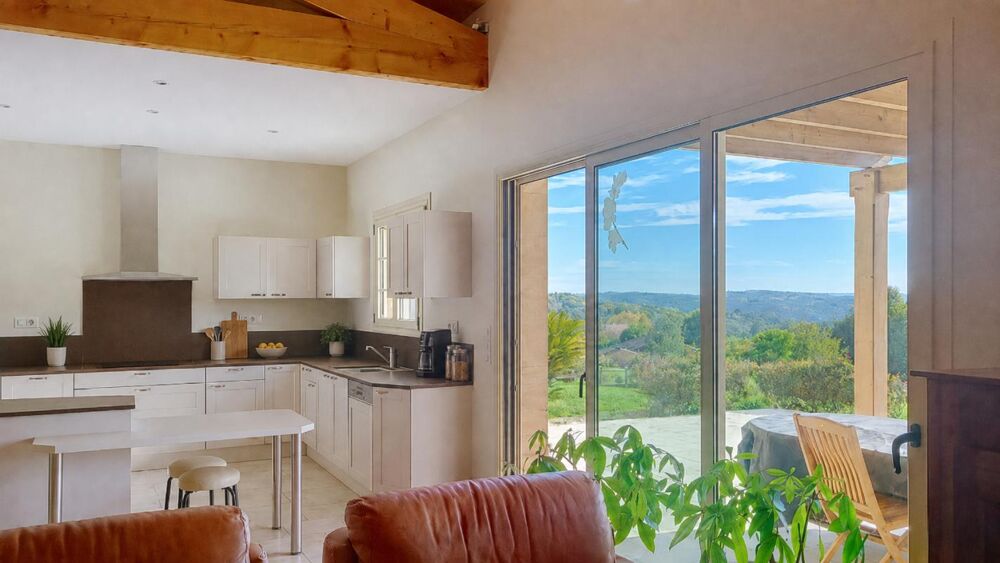 Plazac- Elégante maison, entièrement de plain-pied. Vue à couper le souffle sur la vallée! 4 chambres. Environ 1ha de terrain. a