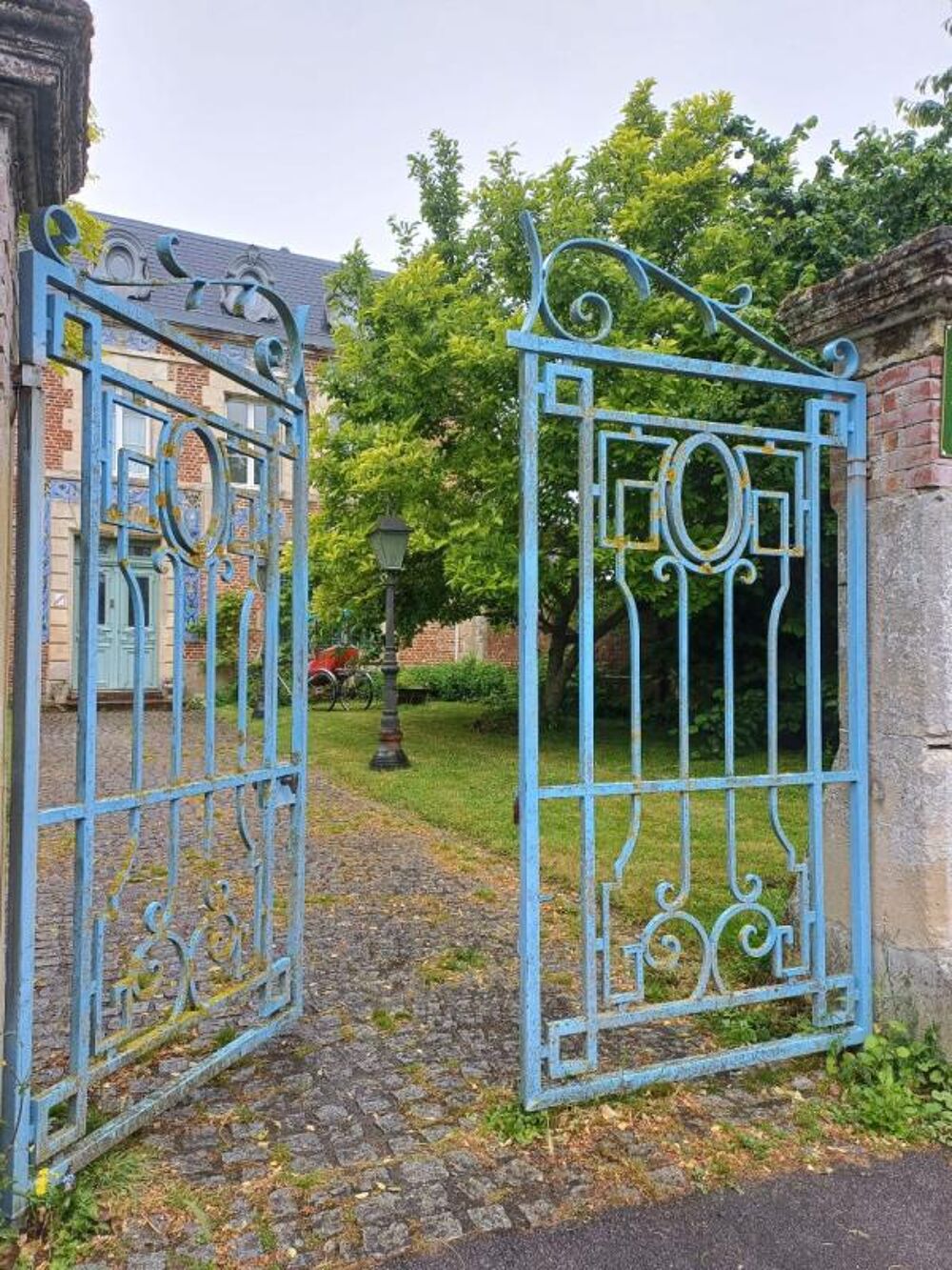 MANOIR