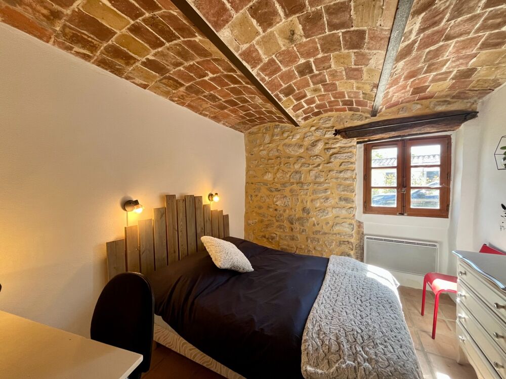 Maison de caractère, rénovée, avec cour et terrasse  Village prisé du Gard