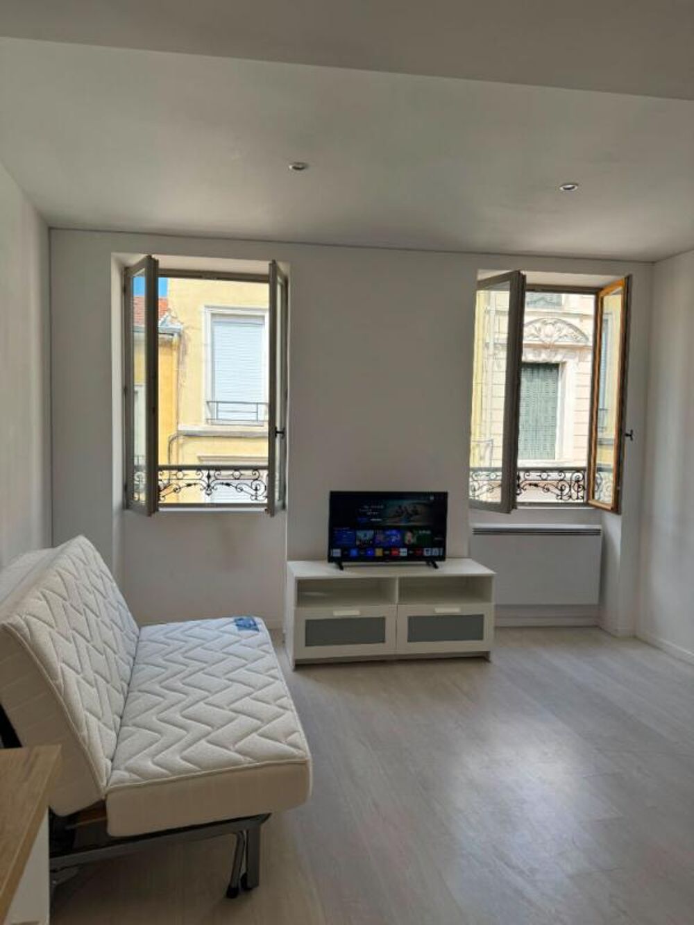 ROANNE - A LOUER STUDIO MEUBLE