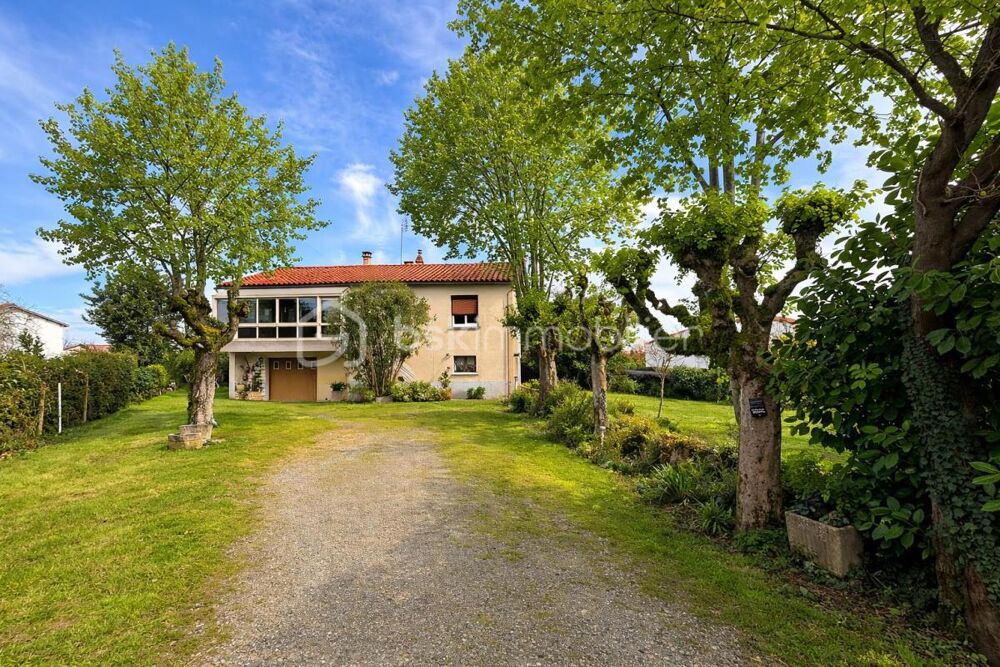 Maison familiale avec jardin verdoyant et charme à 5 minutes de Fontenay le Comte