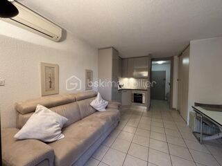 Vente Appartement À VENDRE – Charmant studio climatisé avec balcon, piscine chauffée dans la résidence et parking privatif Saint tropez