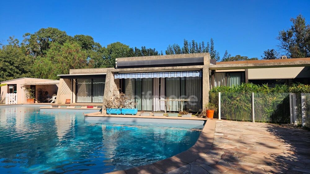 Vente Propriété/Château HYÈRES – PROPRIÉTÉ  SUR PLUS D'1 HECTARE – MAISON PRINCIPALE DE PLAIN-PIED, PISCINE ET ENSEMBLE BÂTI Hyeres