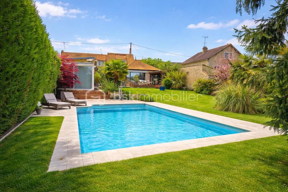 À 10 minutes de RAMBOUILLET, propriété de 220 m² habitable sur terrain de 940 m² avec une magnifique piscine de 5 M par 10 M