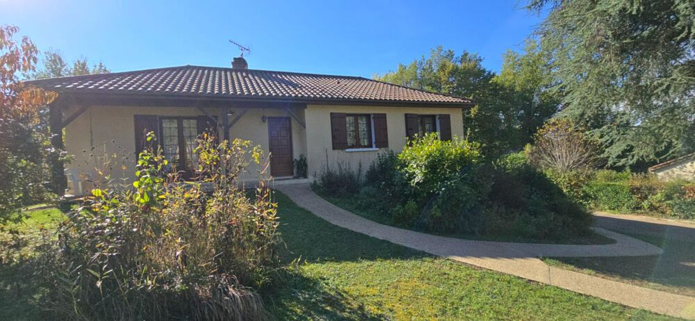 Maison type 6 , sur sous-sol complet, terrain arboré de 5734 m²