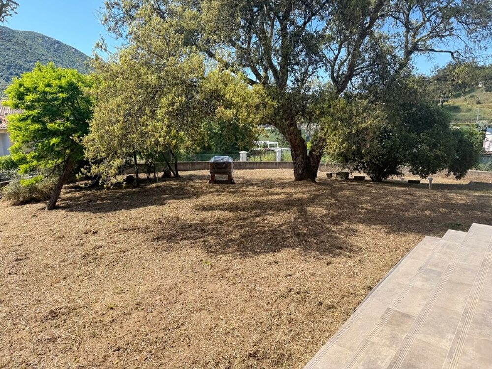 En CORSE, proche AJACCIO, aux portes du village d'AFA, grande maison familiale de 168m2, terrain arborés de 2300 m2