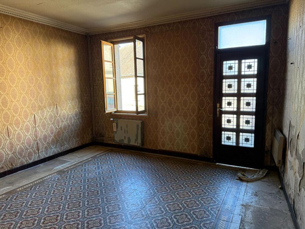 Le Montet Maison + Cour + cave + Jardin + puits + garage + dépendances