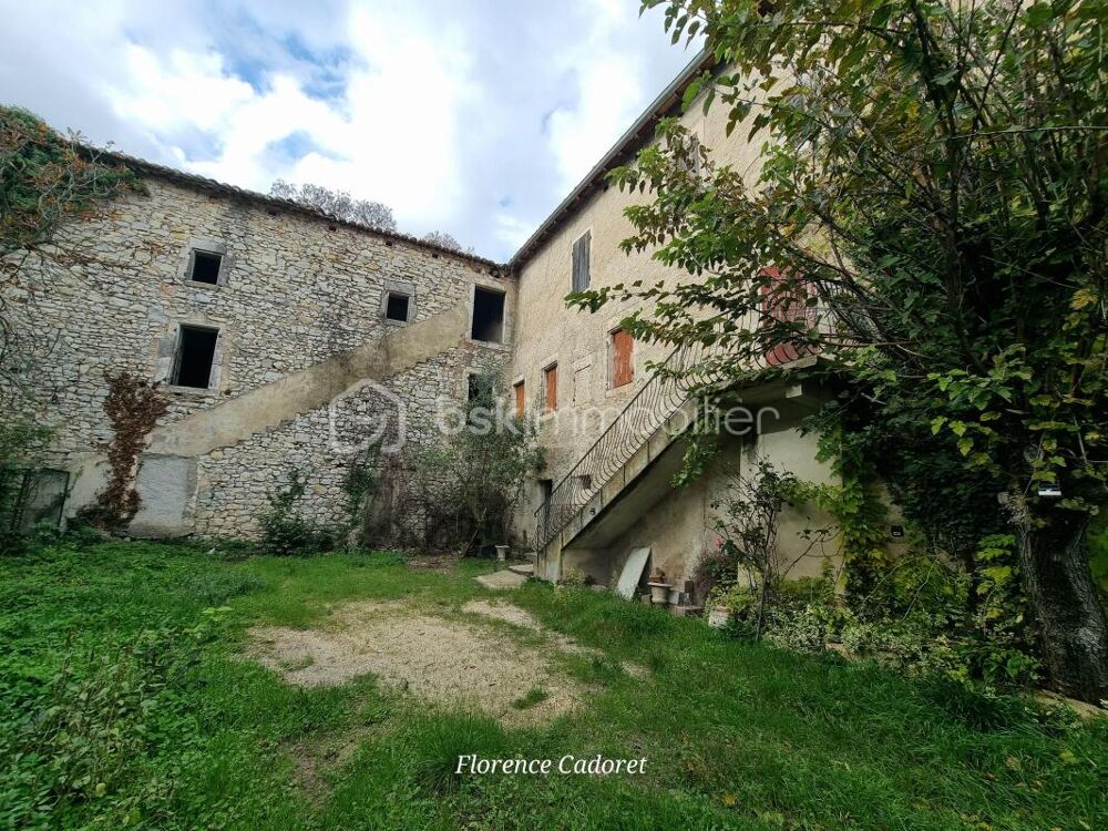 Vente Maison Bâtisse de caractère à rénover au cœur de Lussan, un des plus beaux villages de France Lussan
