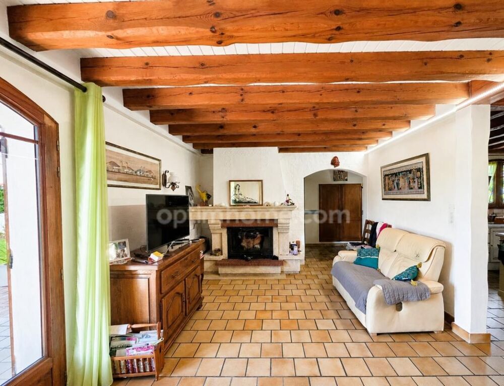 Maison 144 m²  4 chambres  terrain 1 970 m² avec piscine  Salles 33770