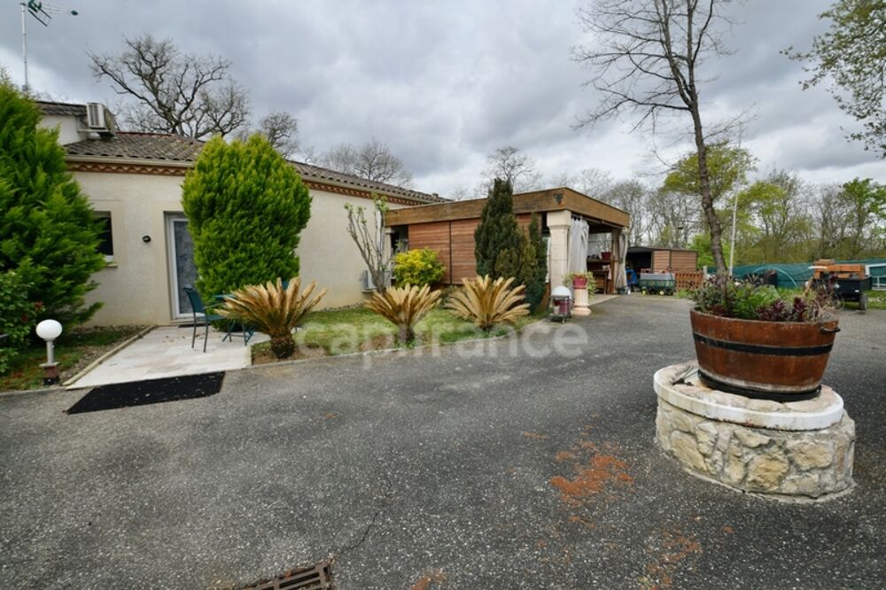 Villa de plain pied - 4 chambres - piscine - terrain de pétanque - garage - cadre naturel privilégié