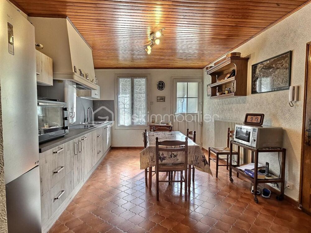Maison familiale avec cour, grand garage et climatisation réversible  Un bien rare au coeur de Milhaud !
