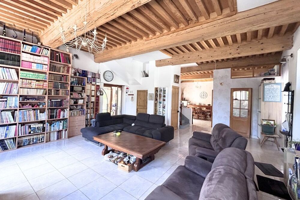 230 m²  5 chambres  Jardin paysager  Garage 3 véhicules  Cave de réception