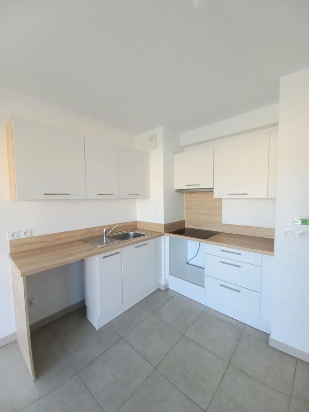 Location Duplex/Triplex T3 en duplex avec deux parkings et balcon à ISLE SUR LA SORGUE L isle sur la sorgue