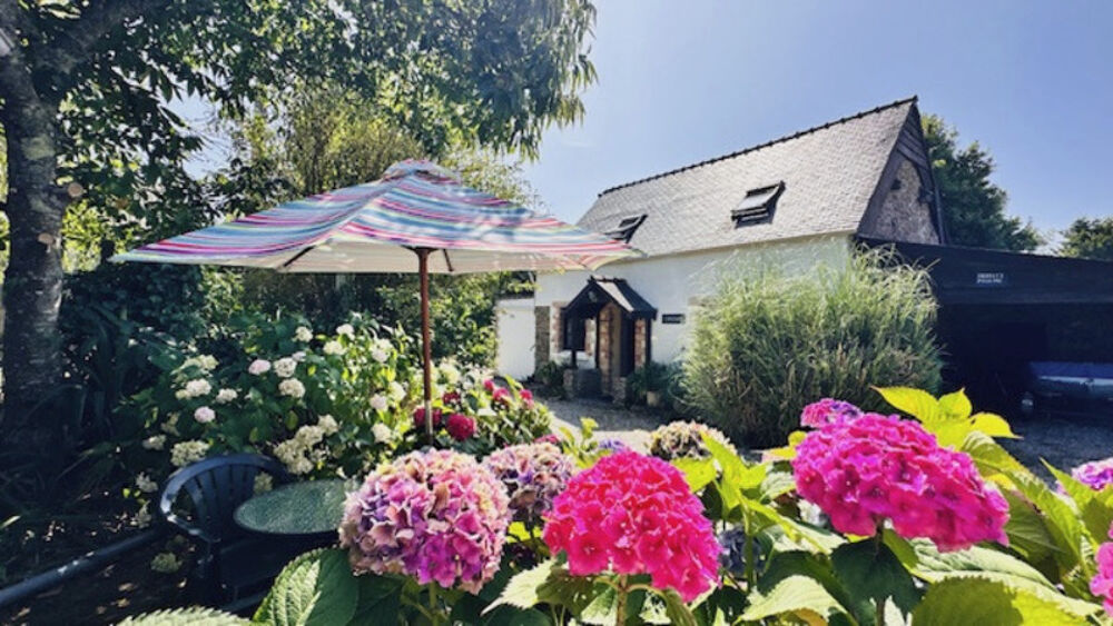 Rare sur le marché  Ensemble de 3 gîtes de charme rénovés, dans un cadre bucolique et paisible  Idéal investisseur !