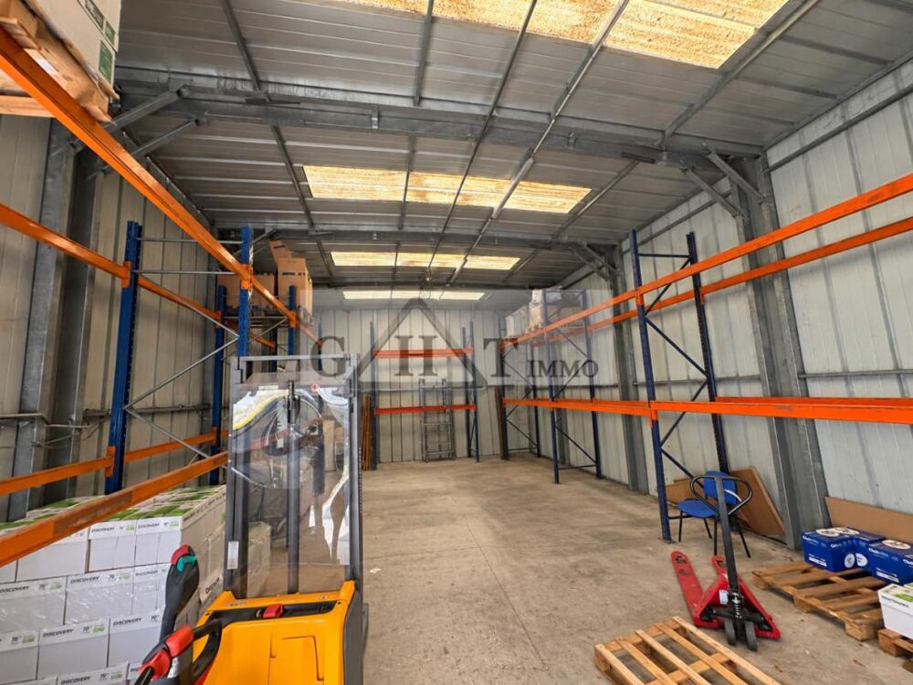   Bâtiment indépendant 550 m² à louer – Vert-Saint-Denis 