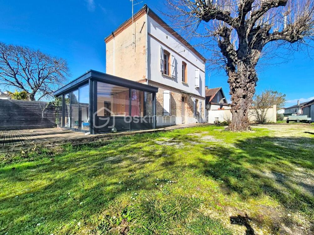 Rare en centre-ville  Maison de caractère sur 2 683 m² de terrain avec piscine hors sol