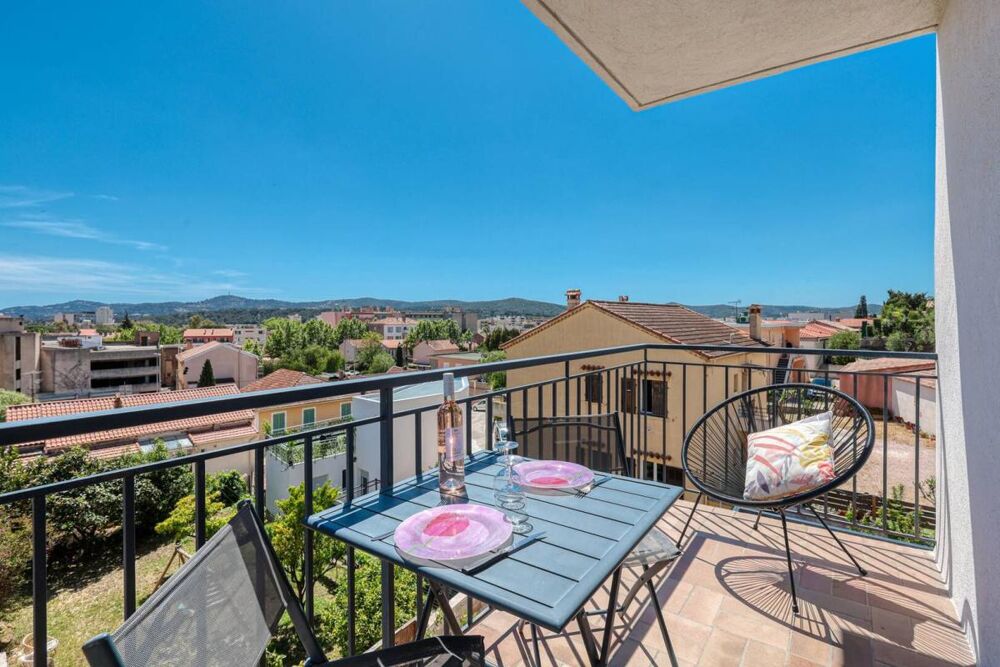 Studio rénové avec terrasse à vendre -Centre-ville Lavandou- Plage et commerces à pied