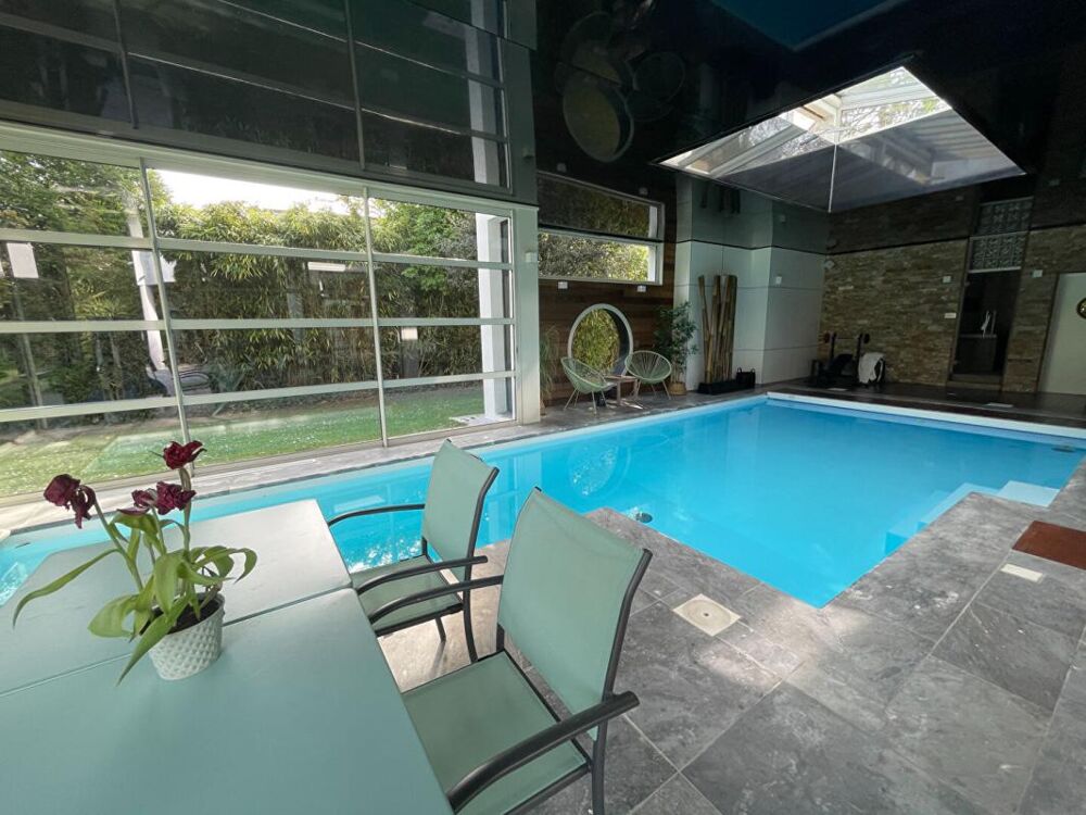 à vendre  Propriété/château Croix (59170)